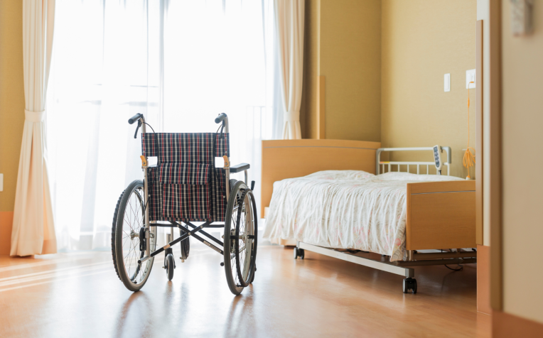 Kamer met bed en rolstoel