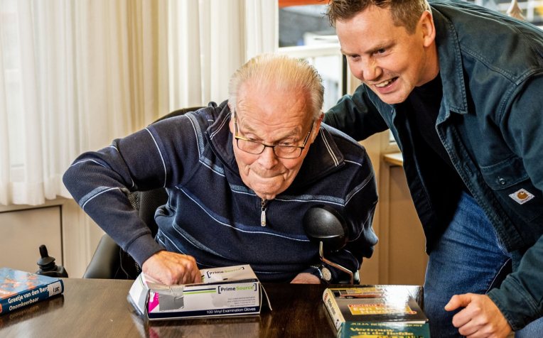 joël samen met een bewoner