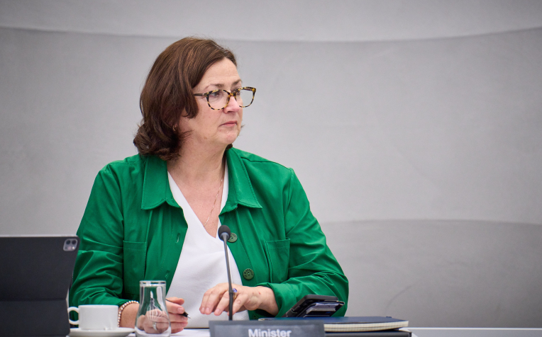 Minister Helder in de Tweede Kamer