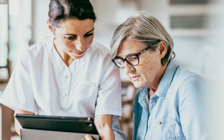Zorgmedewerker en oudere Ipad