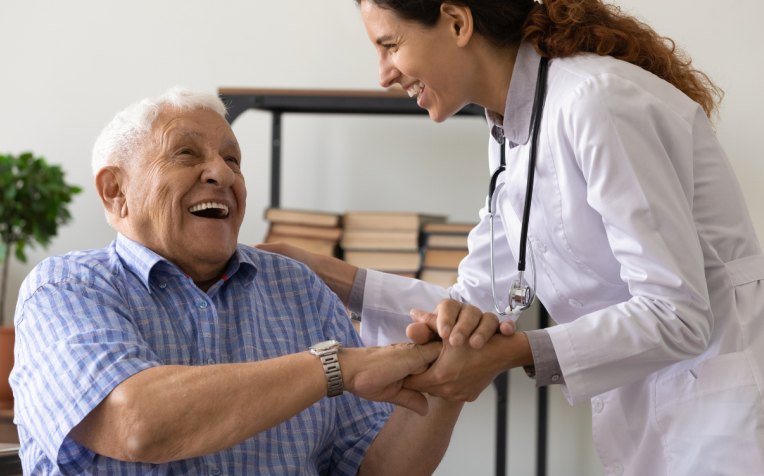 Zorgmedewerker en bewoner