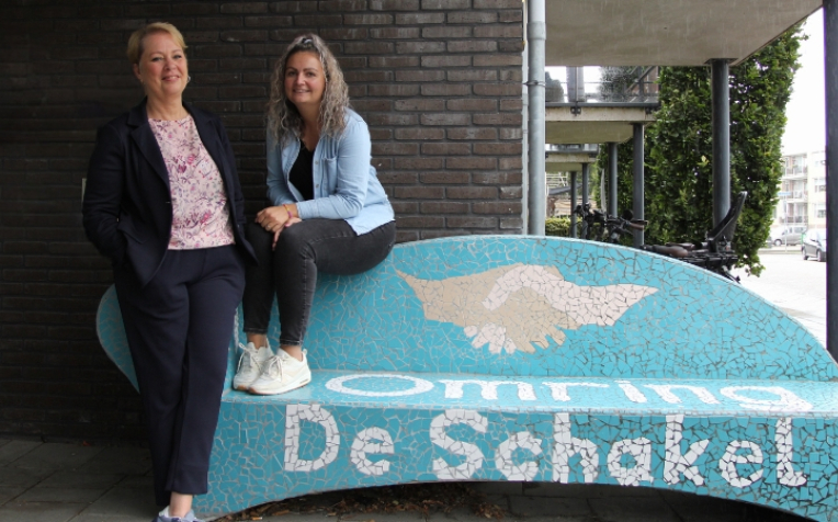 Activiteitenbegeleiders Saskia de Rond en Dempsey van der Linden van zorgorganisatie Omring