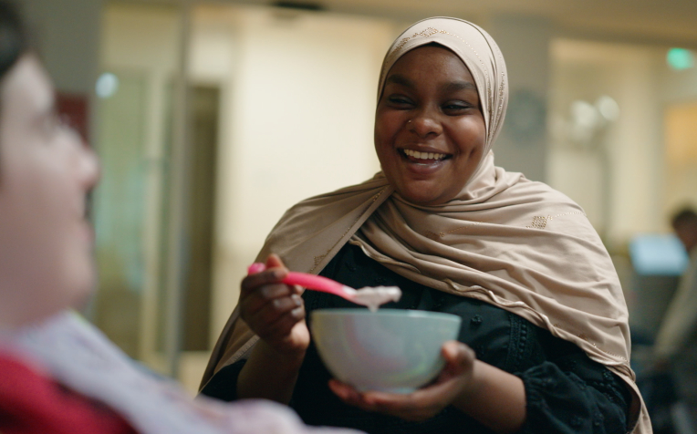 Zorgstudent helpt cliënt