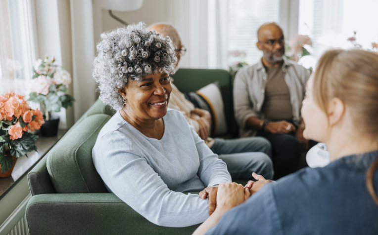 Donkere dame met verpleegkundige 