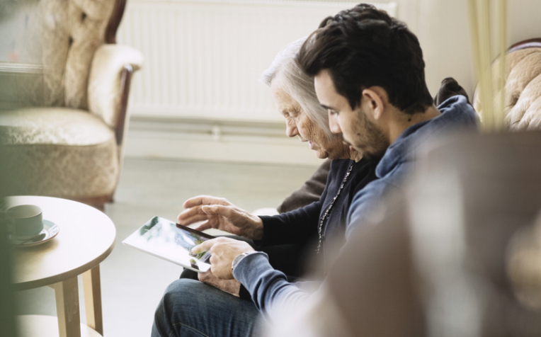 Dame met mantelzorger of verpleegkundige 