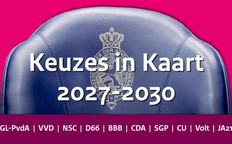 Een afbeelding van een Tweede Kamerzetel met daarop in tekst 'Keuzes in Kaart 2027-2030' en daaronder de namen van de politieke partijen GrL-PvdA, VVD, NSC, BBB, D66, CDA, SGP, CU, VOLT, JA21