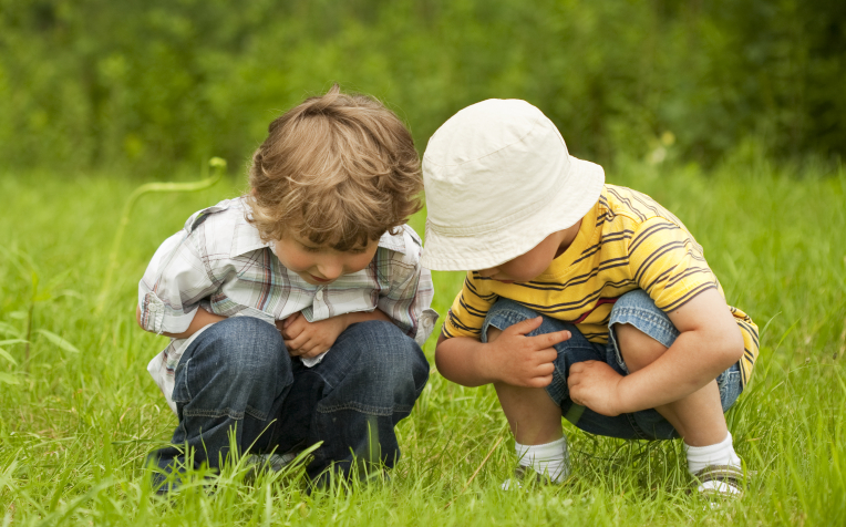 Twee kindjes in gras
