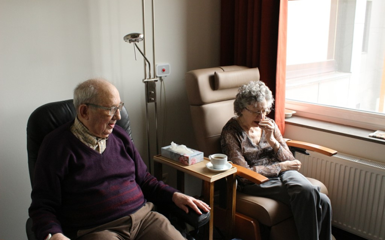 Ouder echtpaar in verpleeghuis