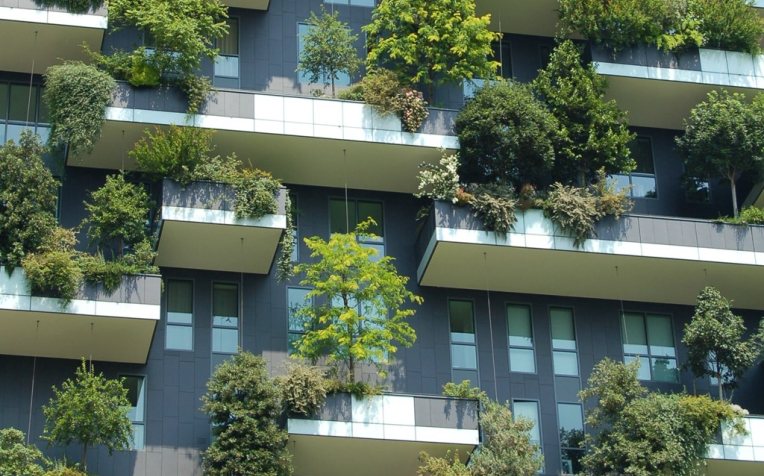 Gebouw met planten buitenkant