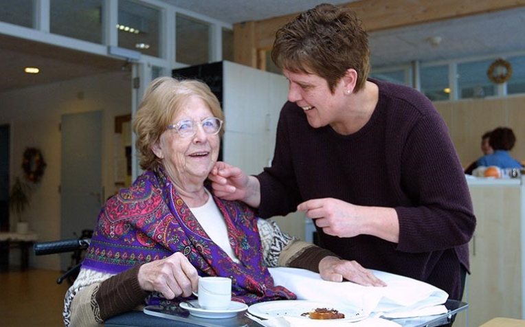 Ouder dame met zorgverlener 