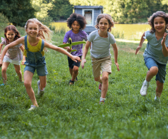 Jeugd kinderen rennen in gras 
