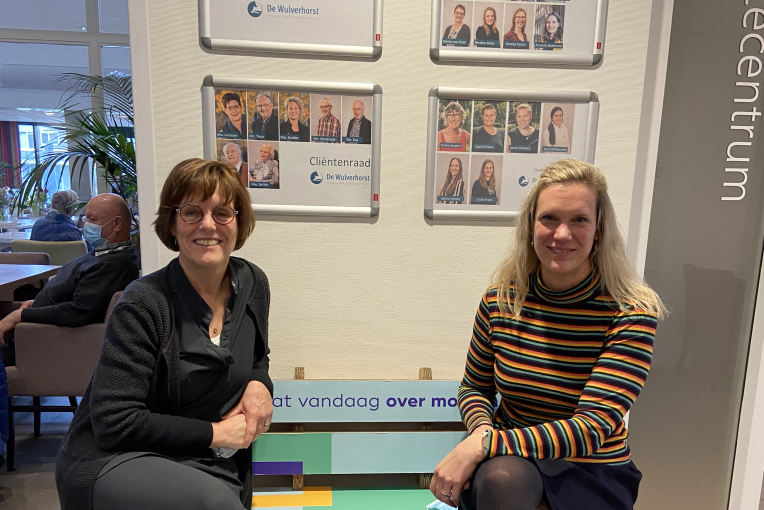 Anneke Westerlaken met bestuurder Joyce Jacobs bij De Wulverhorst