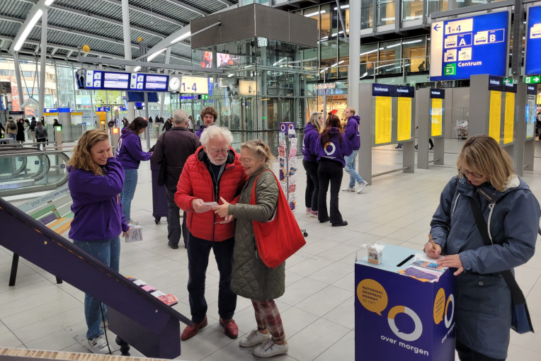 Mensen sturen kaartjes op Utrecht Centraal
