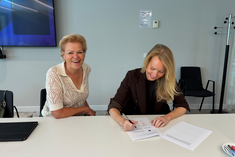 Eefje Perlot tekent het convenant experiment bekostiging GRZ