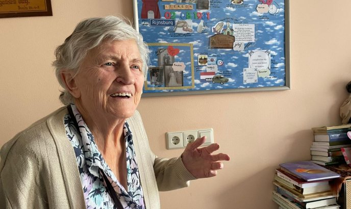 Bewoonster Topaz en haar doodle-bord