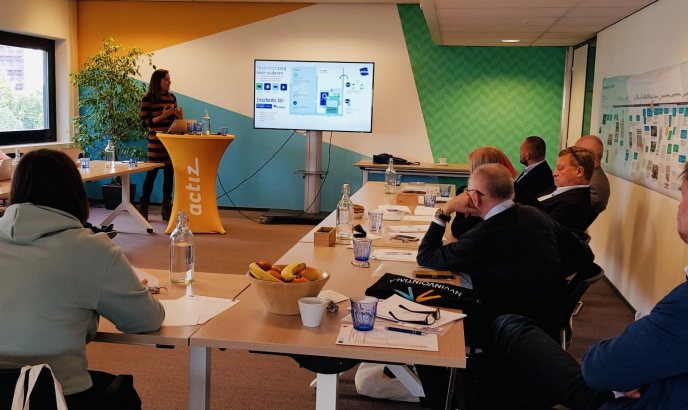 Tsjechische en Finse delegatie luistert naar presentatie ActiZ