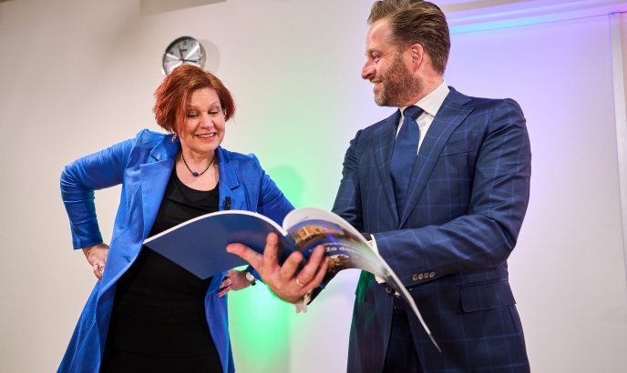 Ruth Peetoom (Nlggz) overhandigt magazine aan minister De Jonge