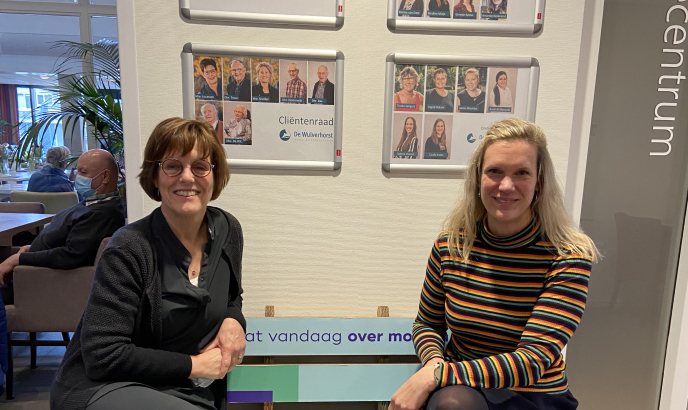 Anneke Westerlaken met bestuurder Joyce Jacobs bij De Wulverhorst