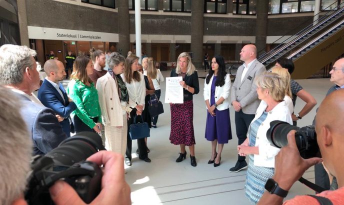 Aanbieding petitie vakbonden en werkgevers arbeidsmarkt zorg aan Tweede Kamer