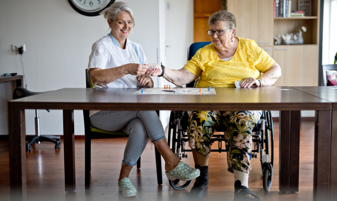 Zorgmedewerker met client in revalidatiezorg