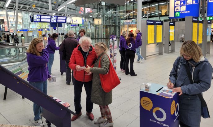 Mensen sturen kaartjes op Utrecht Centraal