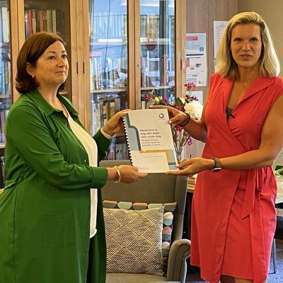 Anneke Westerlaken overhandigt publieksonderzoek Over Morgen aan minister Helder