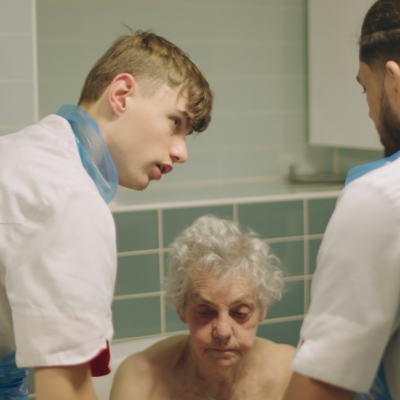 Zorgstudent Kenny leert iemand te wassen