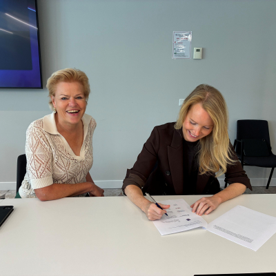 Eefje Perlot (ActiZ kerngroep Revalidatie&Herstel) tekent het convenant experiment bekostiging GRZ