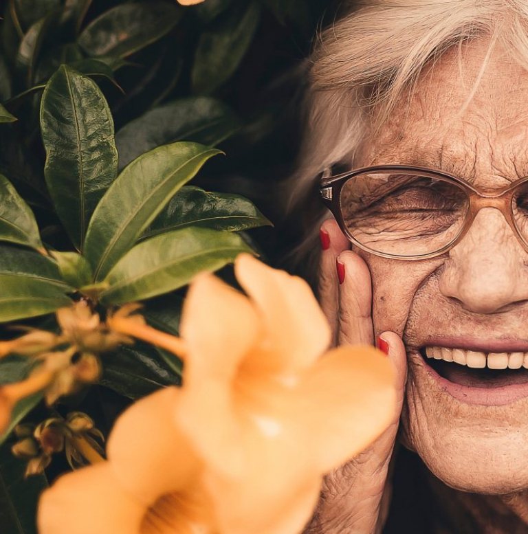gezicht van oudere dame met bloemen