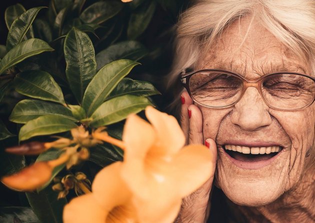 gezicht van oudere dame met bloemen