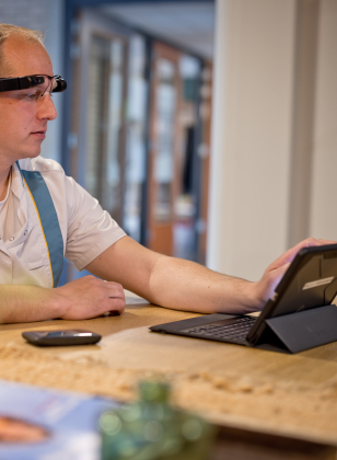 Wijkverpleging met smart glass en ipad aan het werk 