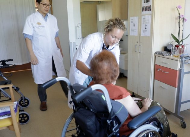 Specialisten ouderengeneeskunde in opleiding onderzoeken een cliënt