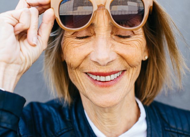 De unieke mens - vrouw met zonnebril 