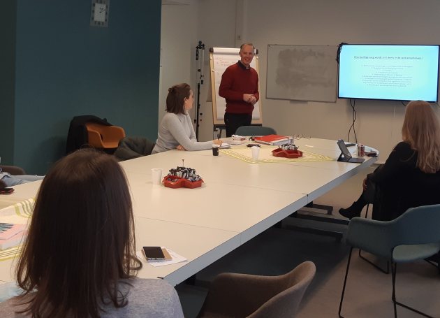 Mathieu Prevoo geeft les aan aios