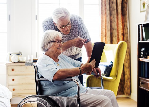 Mensenwerk - ouder stel met iPad