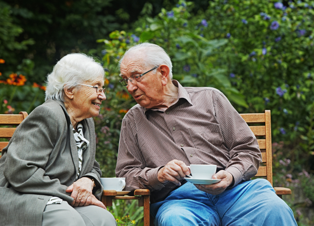 Met liefde en plezier - stel op bankje met kop koffie