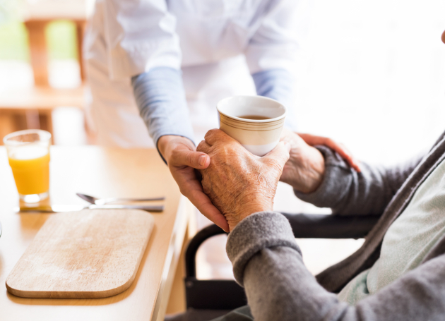 Oprechte aandacht - handen samen met kop koffie 