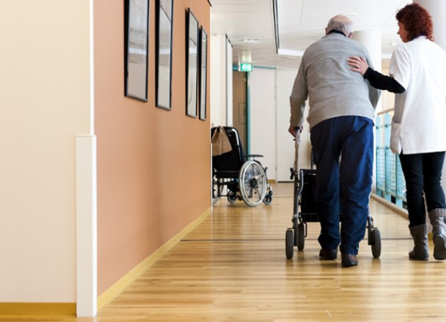 Verpleeghuiszorg - wandelde man met verzorgende