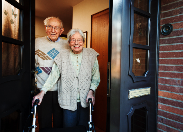 Echtpaar bij voordeur