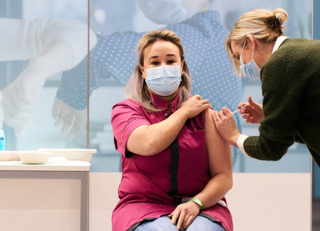 Verzorgende Sanna Elkadiri ontvangt de eerste vaccinatie - foto Phil Nijhuis
