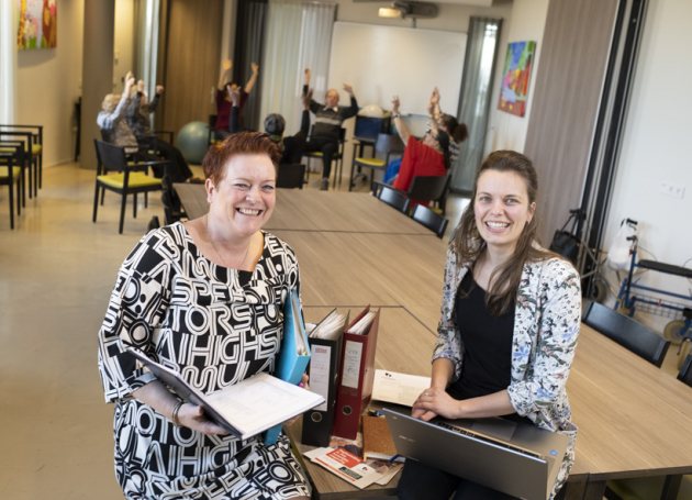 Yvonne (links) en Desiree (rechts) geven dagbesteding bij Laurens in Rotterdam. 