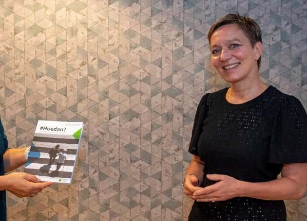 Overhandiging FWG rapport Astrid Westerbeek en Conny Helder