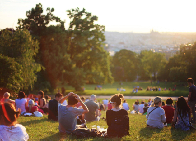 Groep mensen in park 