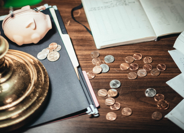 Spaarpot met geld en kasboek 