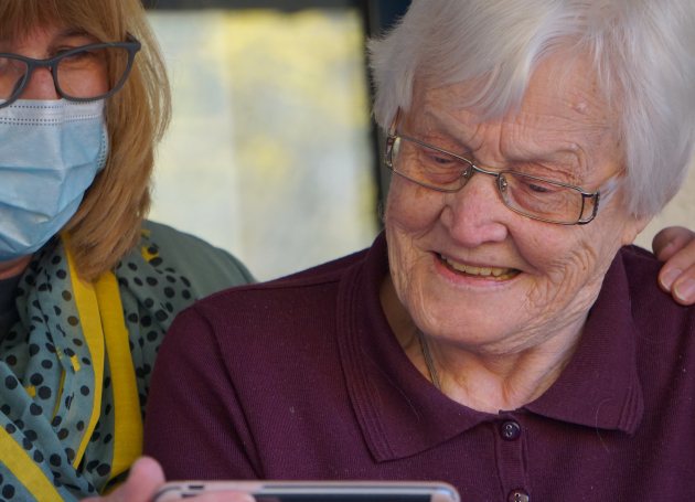 Dame met mantelzorger 