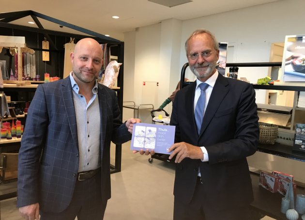 Boekpresentatie bbn adviseurs aan voorzitter Henk Kamp