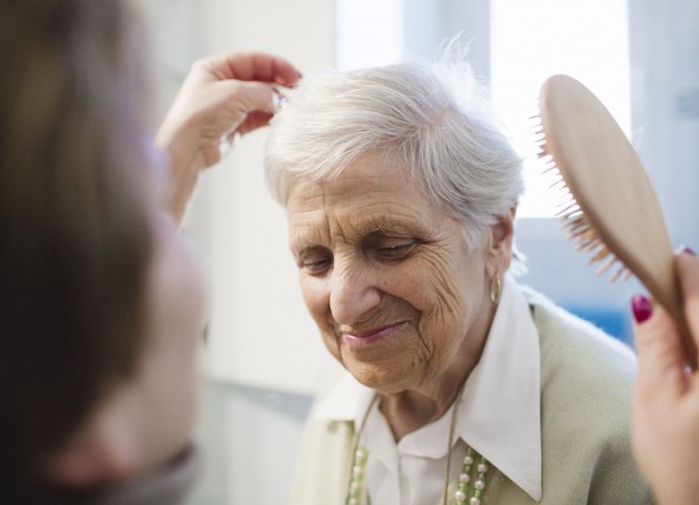 Oudere vrouw met borstel