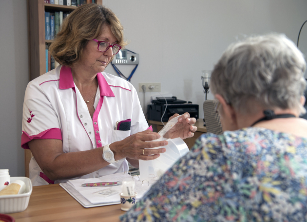 Zorgverlener met client 