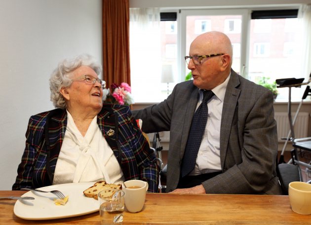 Echtpaar in verpleeghuis of thuissituatie 