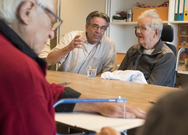 Groepsactiviteit met vrijwilliger in verpleeghuis